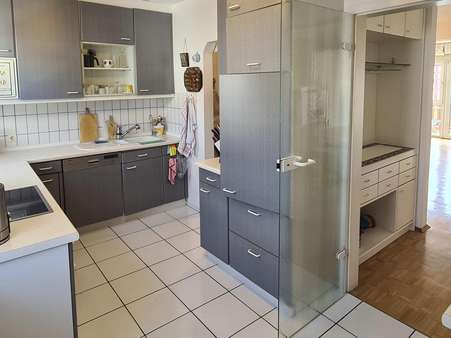 Küche mit angrenzender Speisekammer - Maisonette-Wohnung in 64625 Bensheim mit 142m² kaufen