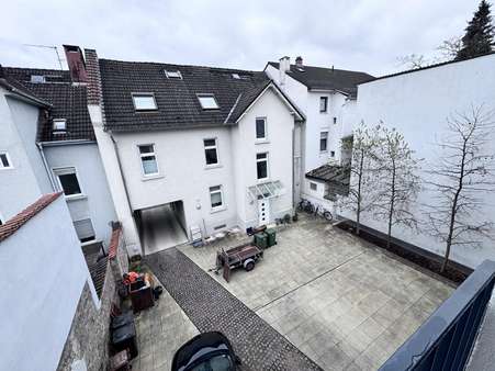 Innenhof und Stellplätze Innenhof und Stellplätze - Mehrfamilienhaus in 64625 Bensheim mit 358m² als Kapitalanlage kaufen