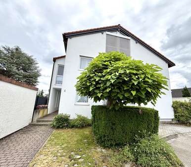 Straßenansicht - Doppelhaushälfte in 64653 Lorsch mit 134m² kaufen