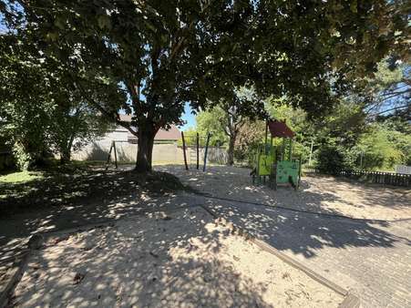 Spielplatz direkt nebenan Spielplatz direkt nebenan - Doppelhaushälfte in 69231 Rauenberg mit 150m² kaufen
