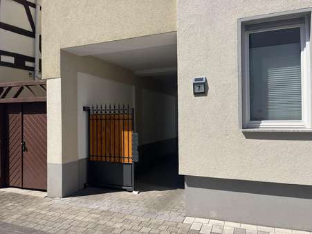 Hofeinfahrt - Zweifamilienhaus in 64625 Bensheim mit 240m² kaufen