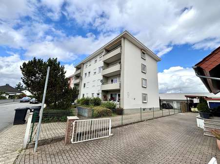 Straßenansicht - Erdgeschosswohnung in 68647 Biblis mit 99m² kaufen