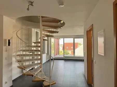 Helle Maisonette-Wohnung mit großzügigem Balkon