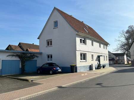 Blick auf Haus und Garagen - Zweifamilienhaus in 34621 Frielendorf mit 240m² kaufen