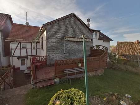 Rückansicht mit Sonnenterrasse - Einfamilienhaus in 34621 Frielendorf mit 140m² kaufen