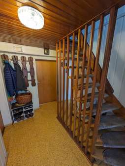 Flur mit Treppenaufgang - Einfamilienhaus in 34621 Frielendorf mit 140m² kaufen