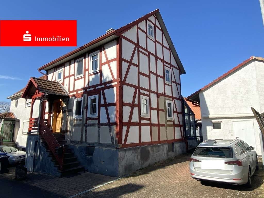 Eingangsseite, Stellplatz und Nebengebäude - Einfamilienhaus in 34576 Homberg mit 130m² kaufen
