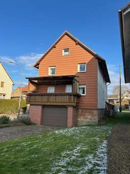 Giebelseite mit Balkon, Garage, Zufahrt Giebelseite mit Balkon, Garage, Zufahrt - Einfamilienhaus in 34621 Frielendorf mit 115m² kaufen