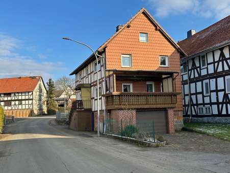 Giebelseite mit Balkon und Zufahrt zur Garage Giebelseite mit Balkon und Zufahrt zur Garage - Einfamilienhaus in 34621 Frielendorf mit 115m² kaufen