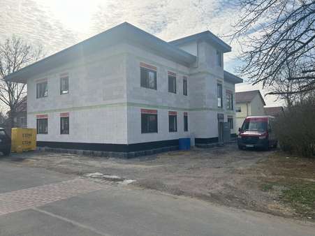 Eingangsseite und (vor der Giebelseite) die zukünftigen Stellplätze - Erdgeschosswohnung in 34621 Frielendorf mit 69m² kaufen