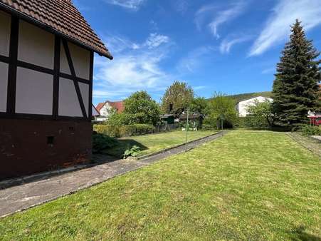 Blick in den Garten - Zweifamilienhaus in 34326 Morschen mit 152m² kaufen