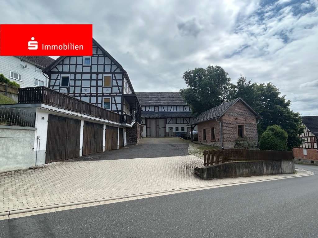 Einfahrt, Haus und Nebengebäude Einfahrt, Haus und Nebengebäude - Bauernhaus in 34637 Schrecksbach mit 180m² kaufen