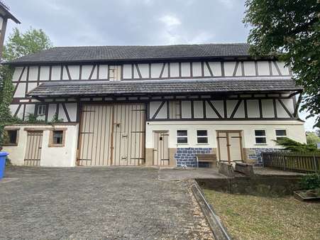 Blick auf die Scheune - Bauernhaus in 34637 Schrecksbach mit 180m² kaufen
