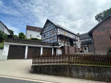 Blick auf die Garagen, darüber befindet sich der Freisitz Blick auf die Garagen, darüber befindet sich der Freisitz - Bauernhaus in 34637 Schrecksbach mit 180m² kaufen