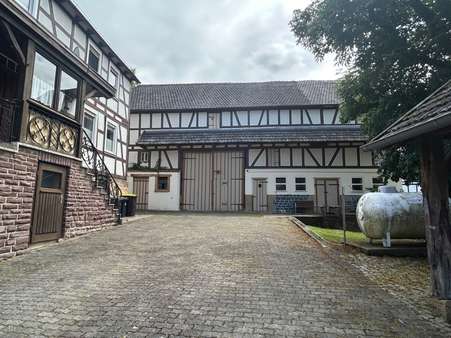 Blick auf die Scheune Blick auf die Scheune - Bauernhaus in 34637 Schrecksbach mit 180m² kaufen