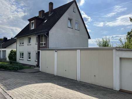 Hausansicht mit drei Garagen - Mehrfamilienhaus in 34212 Melsungen mit 233m² kaufen
