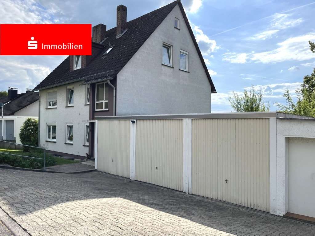 Hausansicht mit drei Garagen - Mehrfamilienhaus in 34212 Melsungen mit 233m² kaufen