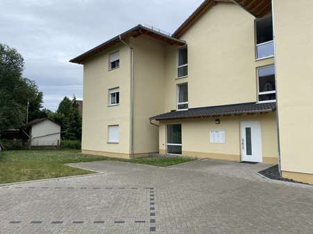 Eingangsseite und Stellplätze Eingangsseite und Stellplätze - Erdgeschosswohnung in 34626 Neukirchen mit 64m² kaufen
