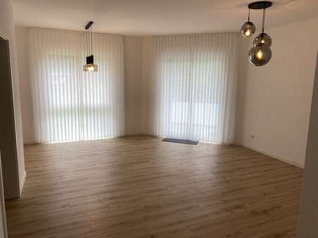Wohn- und Esszimmer mit Ausgang auf den Balkon Wohn- und Esszimmer mit Ausgang auf den Balkon - Erdgeschosswohnung in 34626 Neukirchen mit 64m² kaufen