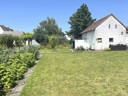 Blick in den Garten - Zweifamilienhaus in 34590 Wabern mit 208m² kaufen