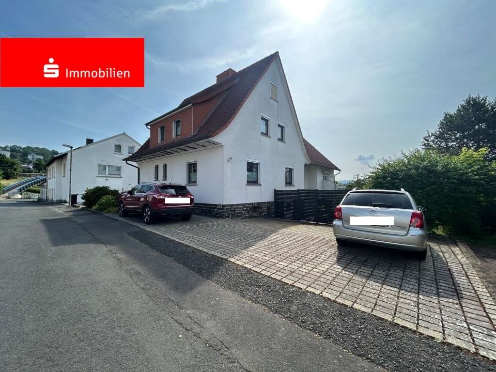 Blick auf das Haus und die Stellplätze Blick auf das Haus und die Stellplätze - Zweifamilienhaus in 34576 Homberg mit 260m² kaufen