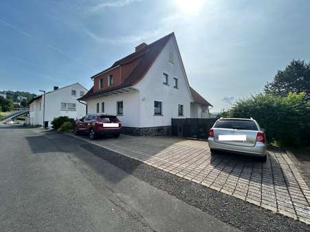 Blick auf das Haus und die Stellplätze Blick auf das Haus und die Stellplätze - Zweifamilienhaus in 34576 Homberg mit 260m² kaufen