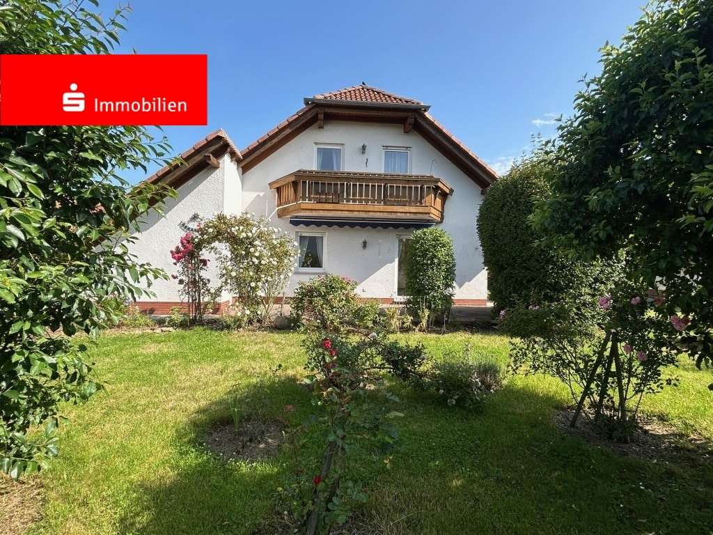 Blick aus dem Garten auf die Hausrückseite Blick aus dem Garten auf die Hausrückseite - Einfamilienhaus in 34628 Willingshausen mit 125m² kaufen