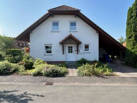 Eingangsseite mit Carport und Stellplatz Eingangsseite mit Carport und Stellplatz - Einfamilienhaus in 34628 Willingshausen mit 125m² kaufen