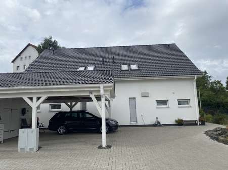 Blick auf Eingang und Carport Blick auf Eingang und Carport - Doppelhaushälfte in 34576 Homberg mit 115m² mieten