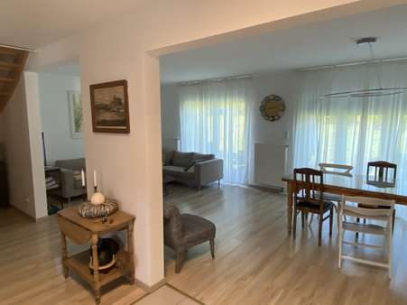Blick ins Wohn- und Esszimmer mit Ausgang auf die Terrasse Blick ins Wohn- und Esszimmer mit Ausgang auf die Terrasse - Doppelhaushälfte in 34576 Homberg mit 115m² mieten