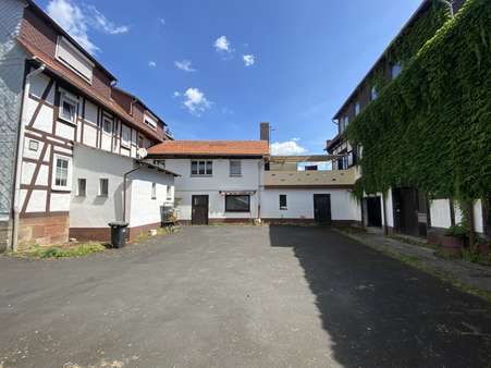 Innenhof - Zweifamilienhaus in 34613 Schwalmstadt mit 350m² kaufen