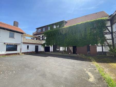 Innenhof mit Eingang zur Scheune - Zweifamilienhaus in 34613 Schwalmstadt mit 350m² kaufen