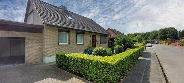 Frontansicht mit Garage - Einfamilienhaus in 25551 Hohenlockstedt mit 174m² kaufen