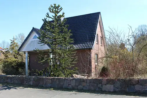 EInfamilienhaus mit großem Naturgrundstück