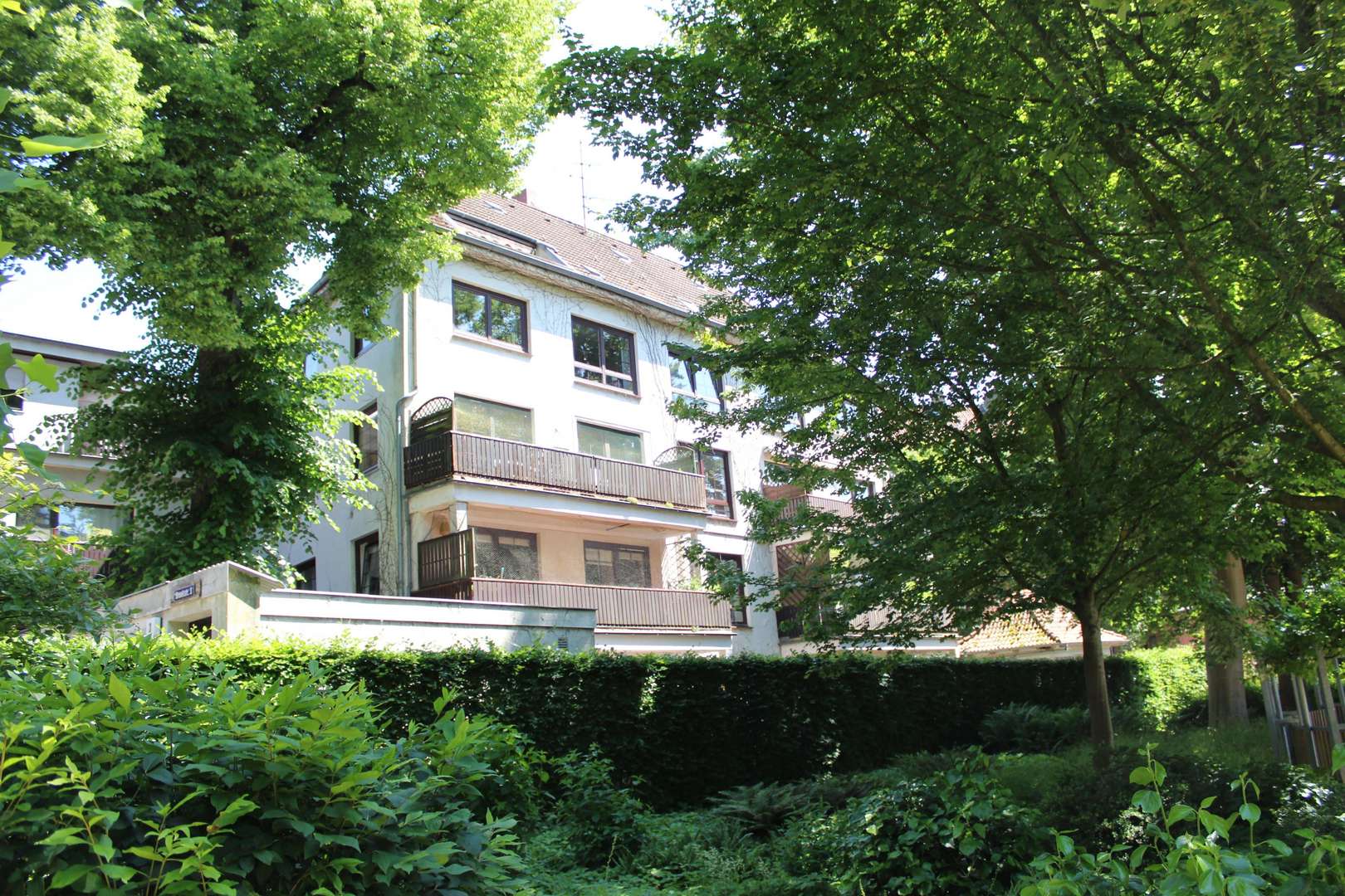 Hausansicht mit Balkon - Etagenwohnung in 25524 Itzehoe mit 72m² kaufen