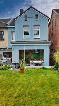 Rückseite mit Garten und Terrasse - Mehrfamilienhaus in 25524 Itzehoe mit 95m² kaufen