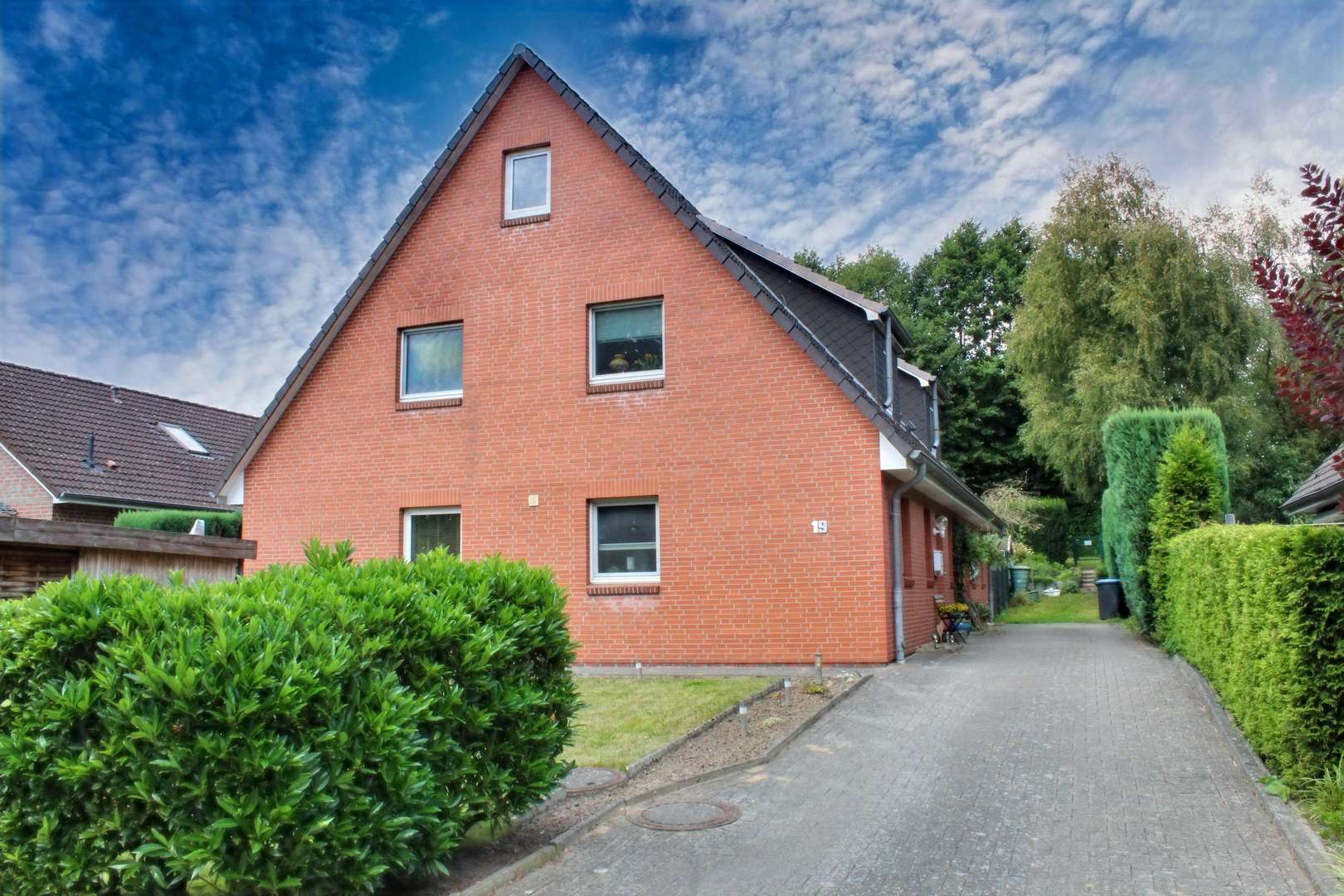 Frontansicht mit Auffahrt - Doppelhaushälfte in 25524 Heiligenstedten mit 115m² kaufen