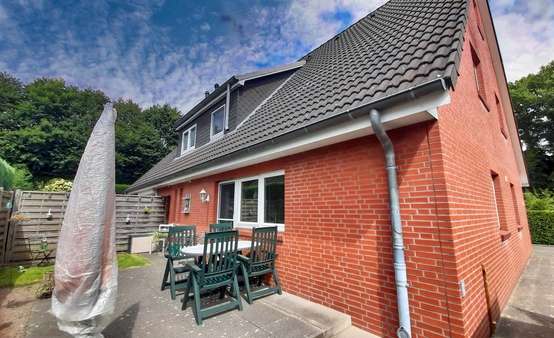 Seitenansicht mit Terrasse - Doppelhaushälfte in 25524 Heiligenstedten mit 115m² kaufen