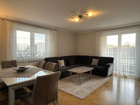 Wohnzimmer - Etagenwohnung in 50968 Köln mit 91m² kaufen