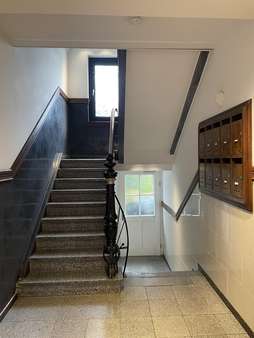 Blick in das Treppenhaus - Etagenwohnung in 50968 Köln mit 96m² kaufen