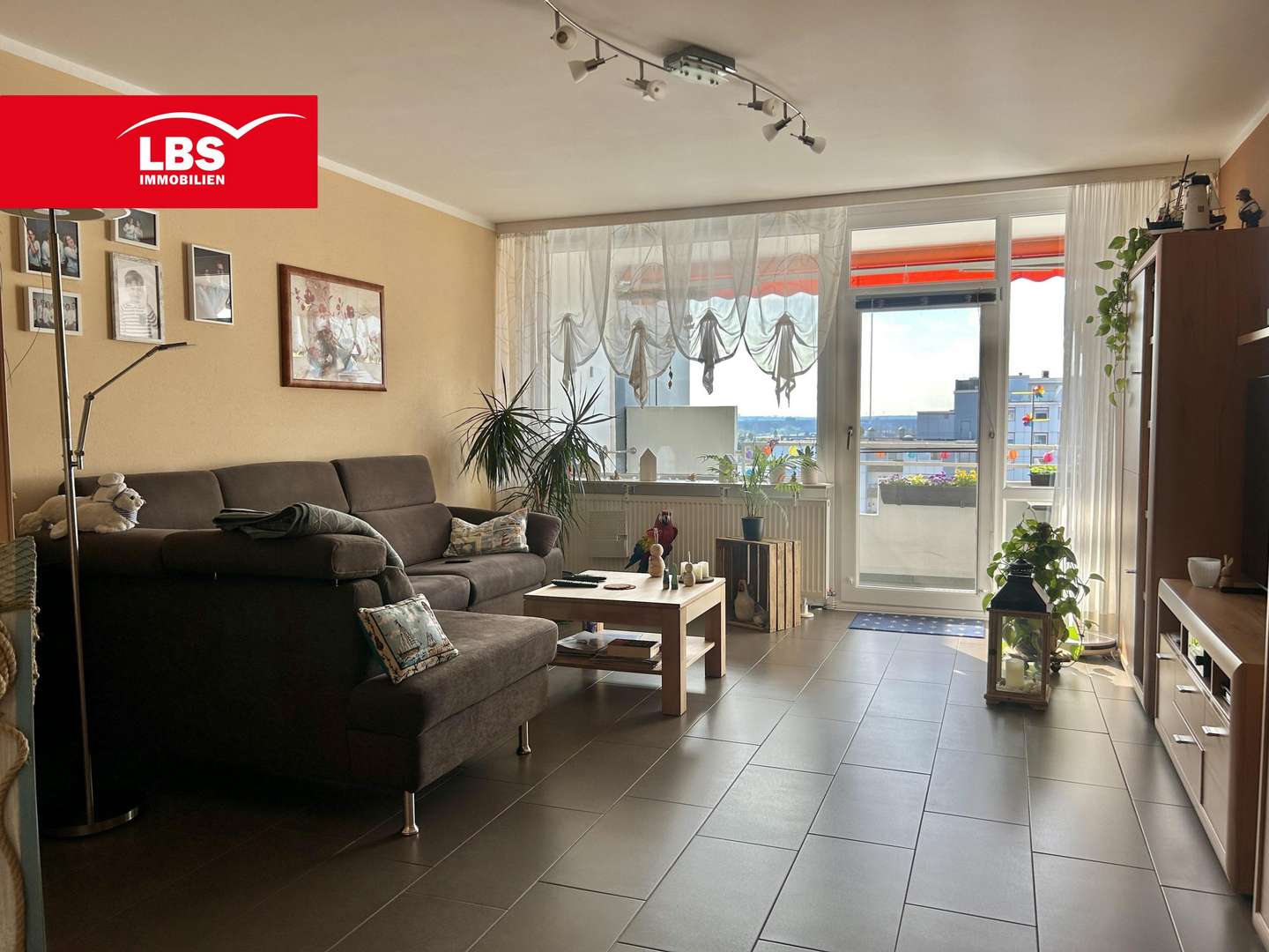 Wohnzimmer - Etagenwohnung in 51149 Köln mit 90m² kaufen
