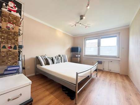 Schlafzimmer - Erdgeschosswohnung in 51147 Köln mit 74m² kaufen