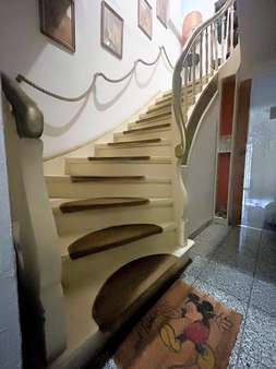 Treppe zum 1.OG - Mehrfamilienhaus in 51107 Köln mit 170m² als Kapitalanlage kaufen