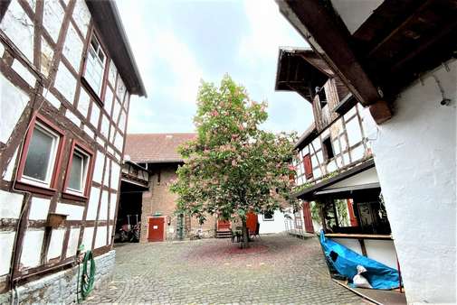 Blick auf den Innenhof mit Nebengebäuden - Bauernhaus in 63477 Maintal mit 220m² kaufen