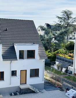 Vorderansicht Reihenendhaus Vorderansicht Reihenendhaus - Reihenendhaus in 63477 Maintal mit 107m² kaufen
