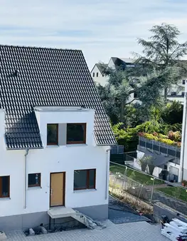 Sonniges Reihenendhaus - Bezugsfertiger NEUBAU mit Keller in toller Waldrandlage von Bischofsheim