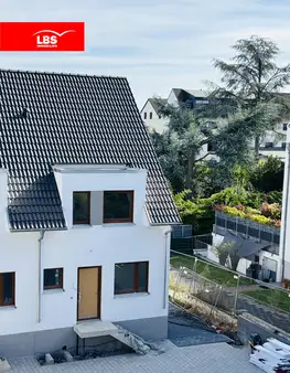 Sonniges Reihenendhaus - Bezugsfertiger NEUBAU mit Keller in toller Waldrandlage von Bischofsheim