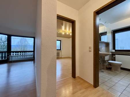 Wohnbereich mit hinterem Flur - Etagenwohnung in 63911 Klingenberg mit 84m² kaufen