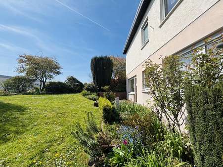 Seitenansicht mit unterer Terrasse - Bungalow in 63454 Hanau mit 130m² kaufen