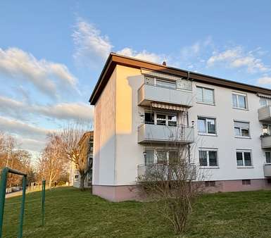 Rückansicht abends - Etagenwohnung in 63538 Großkrotzenburg mit 73m² kaufen